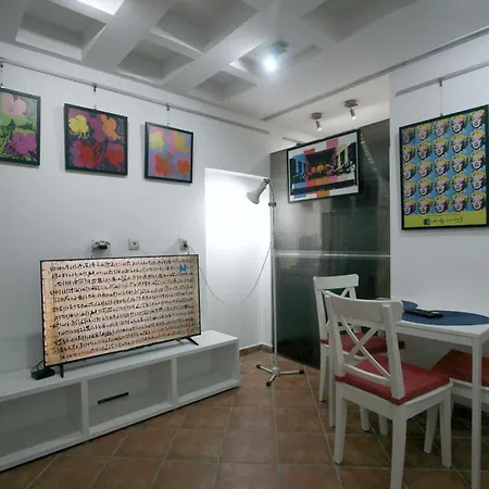 Warhol Apartment, Quiet With Retro Pop Art Flair In Zvezdara, With Workplaces And Multiple Beds Belgrad