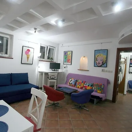 Warhol Apartment, Quiet With Retro Pop Art Flair In Zvezdara, With Workplaces And Multiple Beds Belgrade