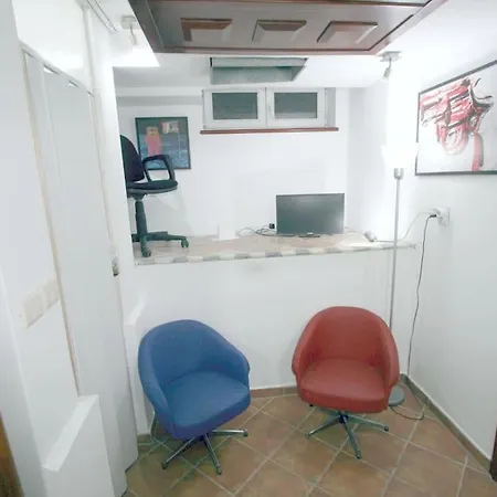 Warhol Apartment, Quiet With Retro Pop Art Flair In Zvezdara, With Workplaces And Multiple Beds * Belgrade
