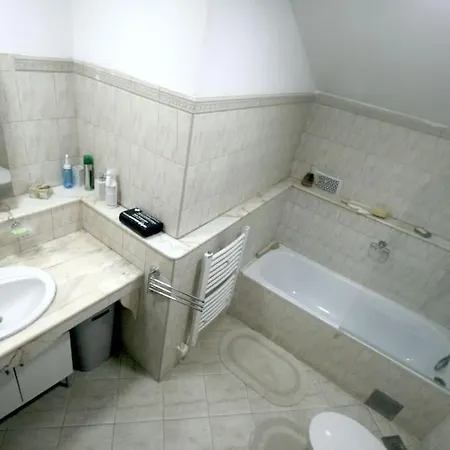 Warhol Apartment, Quiet With Retro Pop Art Flair In Zvezdara, With Workplaces And Multiple Beds