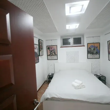 Warhol Apartment, Quiet With Retro Pop Art Flair In Zvezdara, With Workplaces And Multiple Beds Belgrade