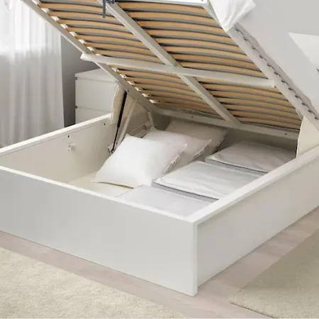 Lägenhet Warhol Apartment, Quiet With Retro Pop Art Flair In Zvezdara, With Workplaces And Multiple Beds *