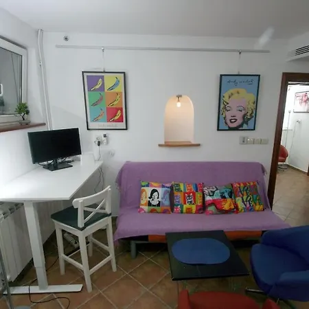 Warhol Apartment, Quiet With Retro Pop Art Flair In Zvezdara, With Workplaces And Multiple Beds Apartment
