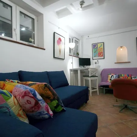 Lägenhet Warhol Apartment, Quiet With Retro Pop Art Flair In Zvezdara, With Workplaces And Multiple Beds Belgrad