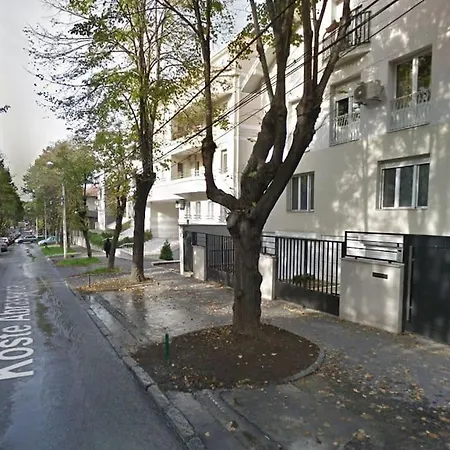Warhol Apartment, Quiet With Retro Pop Art Flair In Zvezdara, With Workplaces And Multiple Beds Belgrado