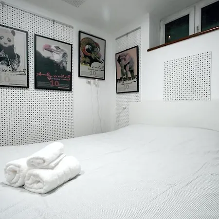 Warhol Apartment, Quiet With Retro Pop Art Flair In Zvezdara, With Workplaces And Multiple Beds Appartamento Belgrado