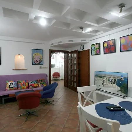 Lägenhet Warhol Apartment, Quiet With Retro Pop Art Flair In Zvezdara, With Workplaces And Multiple Beds Belgrad
