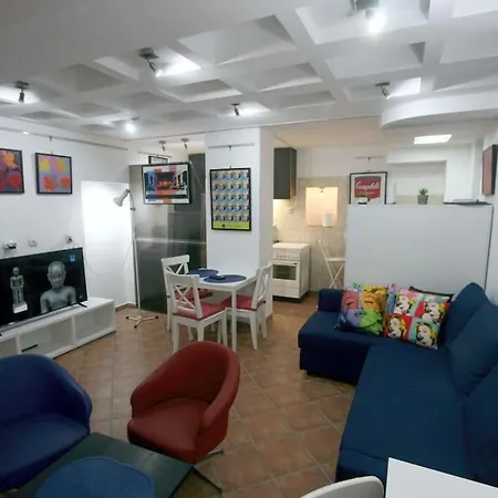 Warhol Apartment, Quiet With Retro Pop Art Flair In Zvezdara, With Workplaces And Multiple Beds