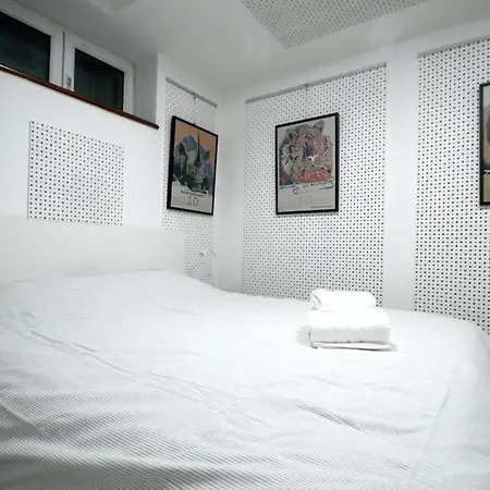 Warhol Apartment, Quiet With Retro Pop Art Flair In Zvezdara, With Workplaces And Multiple Beds Apartment Belgrade
