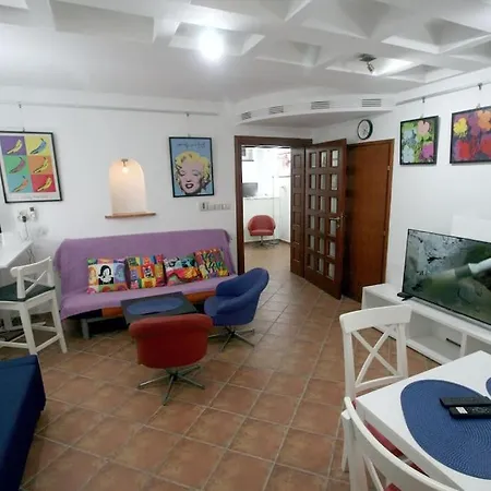 Warhol Apartment, Quiet With Retro Pop Art Flair In Zvezdara, With Workplaces And Multiple Beds *