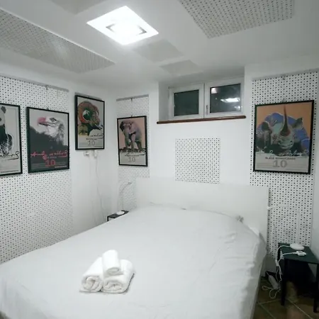 Warhol Apartment, Quiet With Retro Pop Art Flair In Zvezdara, With Workplaces And Multiple Beds Appartamento *