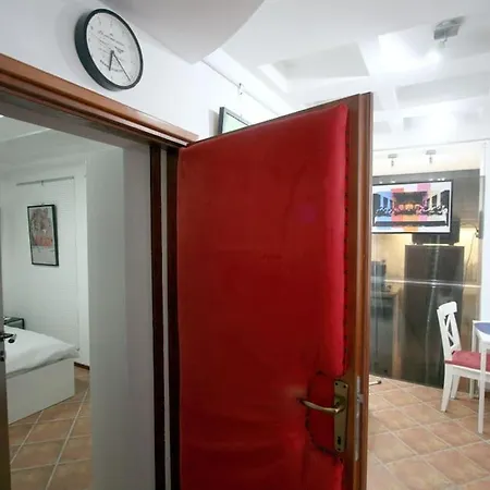 Warhol Apartment, Quiet With Retro Pop Art Flair In Zvezdara, With Workplaces And Multiple Beds Lägenhet *